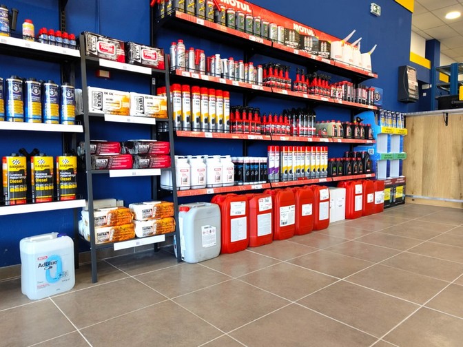 Rayons de produits automobiles dans un magasin